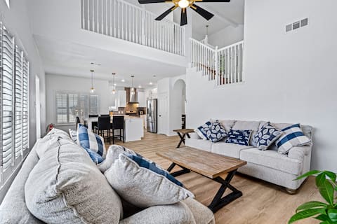 Beautiful remodeled, King & Queen beds, Large Yard