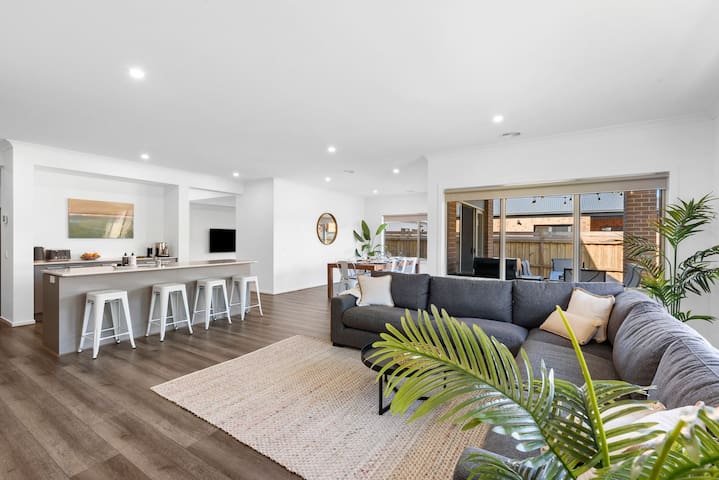 City & Surf Getaway – Luxe, Spacious, Sleeps 12
