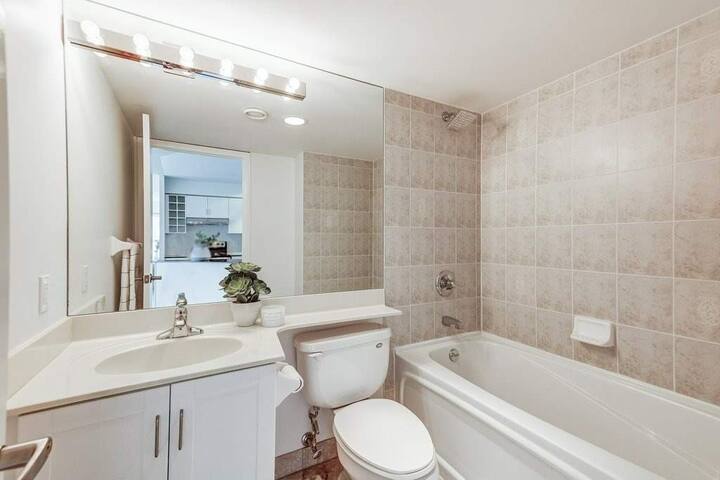 Luxury 3 BED 3 BATH Apartment on the 41st floor gallery image 4