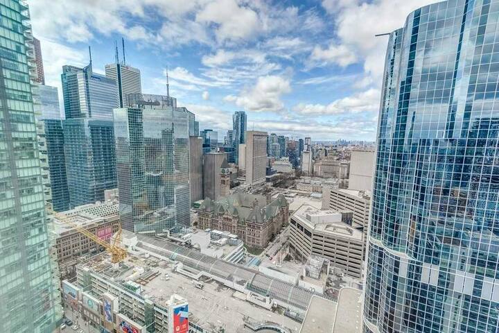 Luxury 3 BED 3 BATH Apartment on the 41st floor gallery image 2