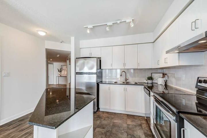 Luxury 3 BED 3 BATH Apartment on the 41st floor gallery image 3