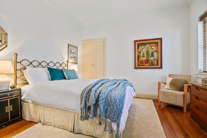 Საძინებელი 1: ელეგანტურ, ფართო ორადგილიან საძინებელს აქვს ორი დიდი შენობა გარდერობში. Უზრუნველყოფილია სასტუმროს ხარისხის თეთრეული. 