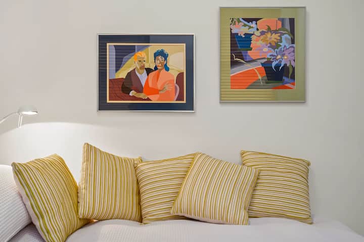 Საძინებელი 2: კომფორტულ ერთადგილიან საწოლში არის სასტუმროს ხარისხიანი თეთრეული. 