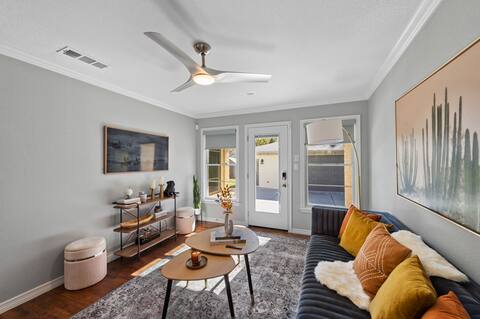 Renovated 3 bedroom walking to Grapevine Main St.