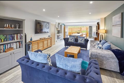 Coastal luxury - sleeps 7 with hot tub (optional)