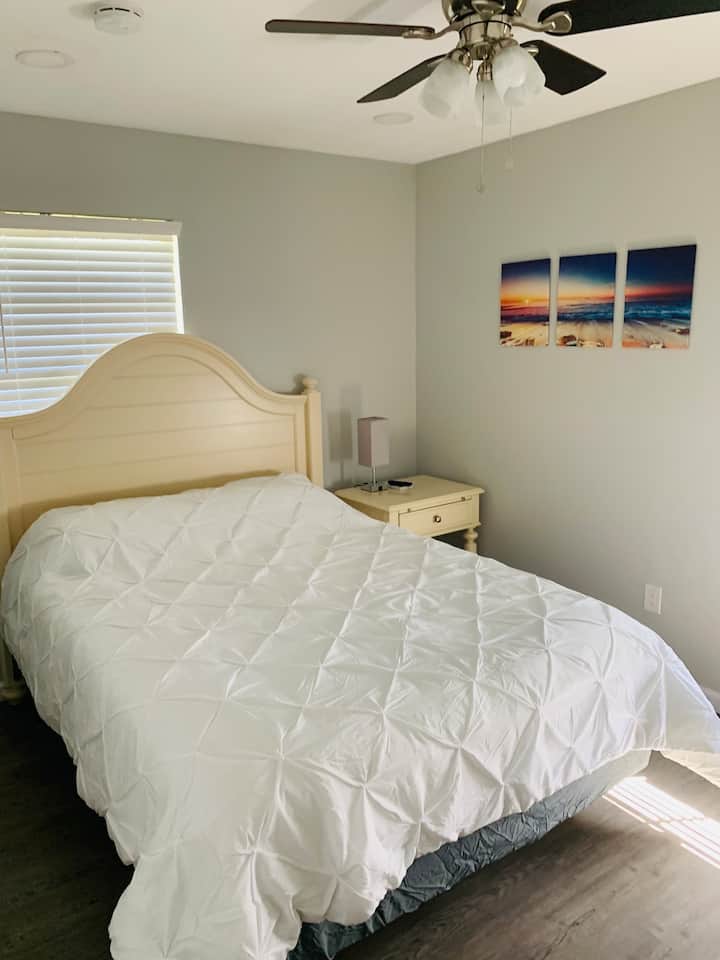 Chumba cha kulala 2 malkia kitanda smart ukuta vyema TV chumbani ,  Chest of Drawer, 5ft chumbani 