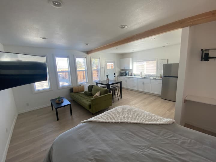 The Wolf Den: Newly Renovated Studio Space! - Medford, OR