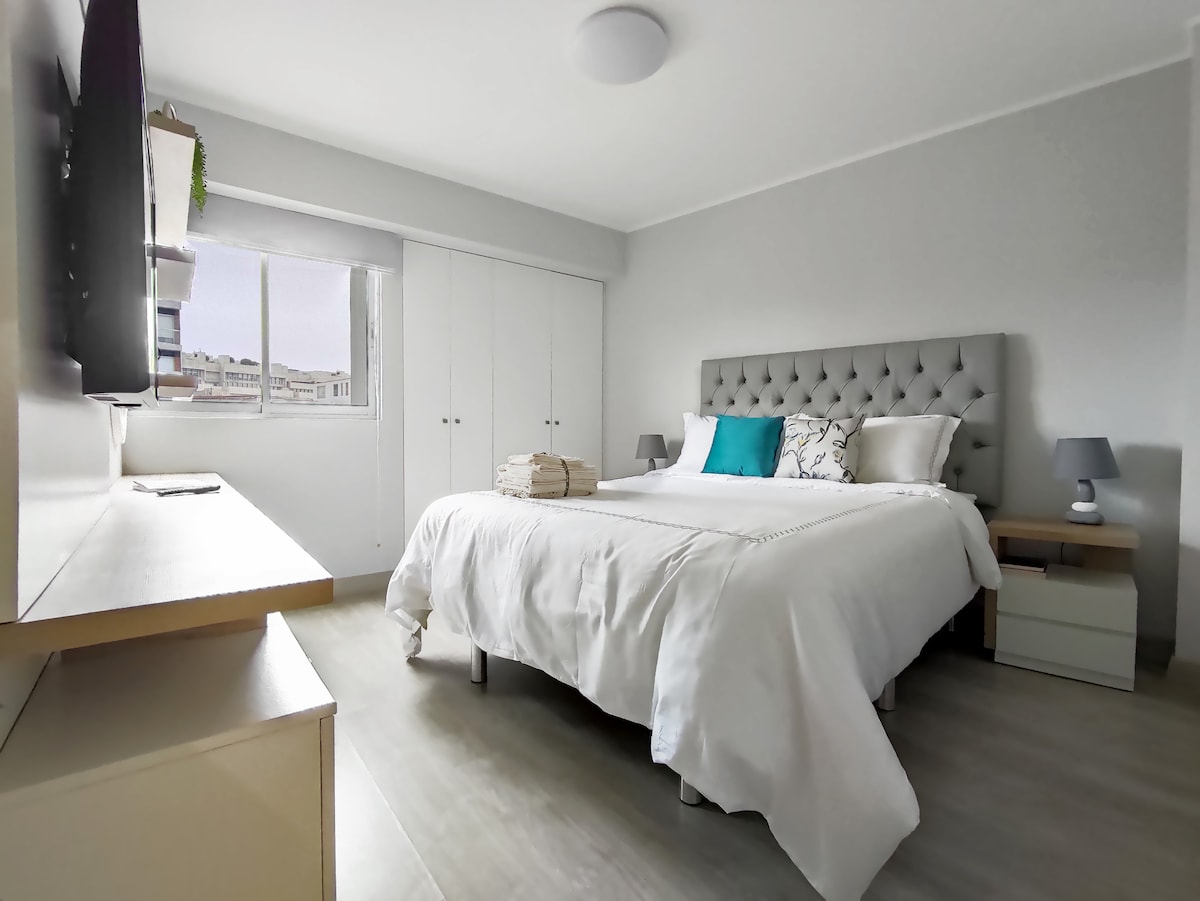 Glavna spavaća soba ima bračni krevet s iznimno udobnim madracem i jastucima. Pametni TV s Netflixom, lokalnom televizijom i kupaonicom.