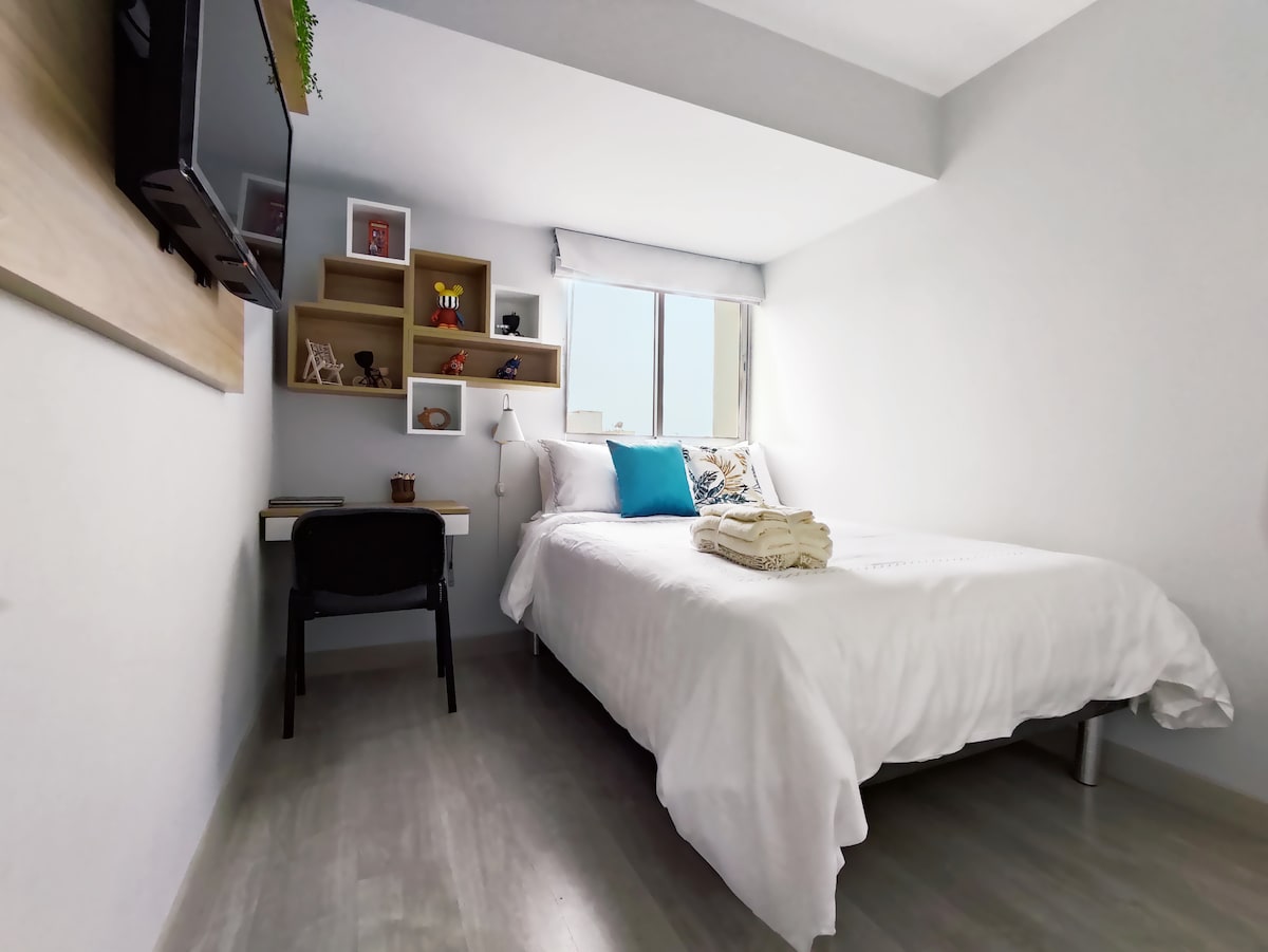 Druga soba ima iznimno udoban krevet u punoj veličini, poseban prostor za rad i TV s Netflixom i lokalnim kanalima.