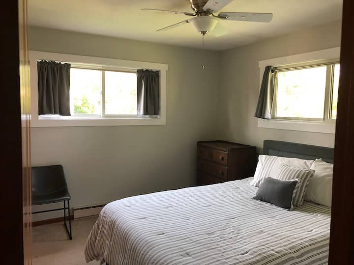 Dhoma e vizitorëve #2: Krevat dopio "queen". 