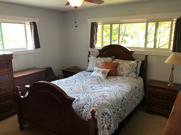 Dhomë gjumi kryesore; krevat dopio "queen" dhe banjë. 