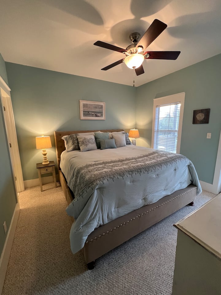 تم تجديد غرفة النوم رقم 2 التي تحتوي على سرير كينج في الطابق الثاني بشكل جميل مع سرير جديد وبياضات 