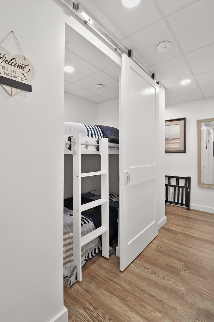 Соба на спрат покрај главниот ходник со лизгачка врата на штала.  Ова е детско катче спроти главната спална соба