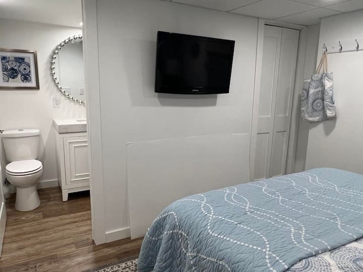 Приватна бања и телевизор во главната спална соба 