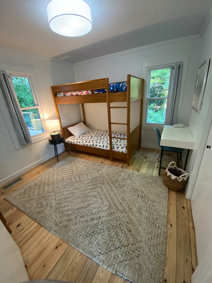 U drugoj spavaćoj sobi nalaze se kreveti na kat za mališane na vašem putovanju.