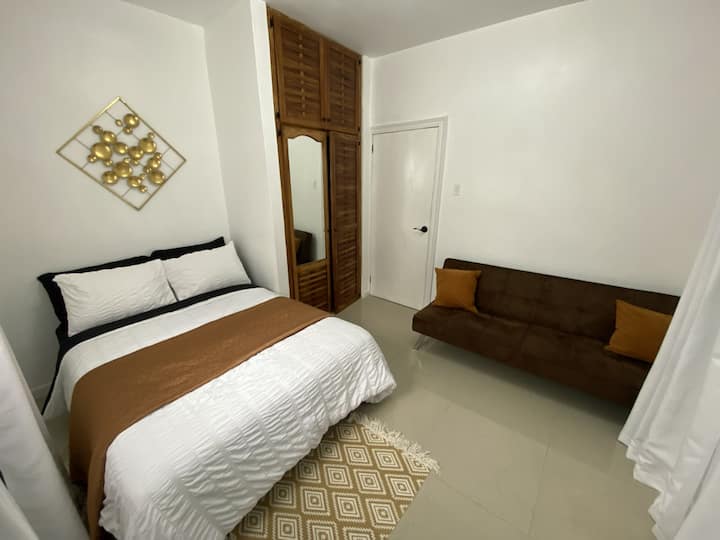 ¡Este espacio tiene capacidad para tres personas con comodidad!