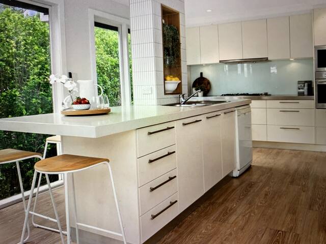 Tranquil 5 bedroom house with pool and gardens gallery image 5