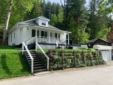 Completely renovated bungalow steps from downtown