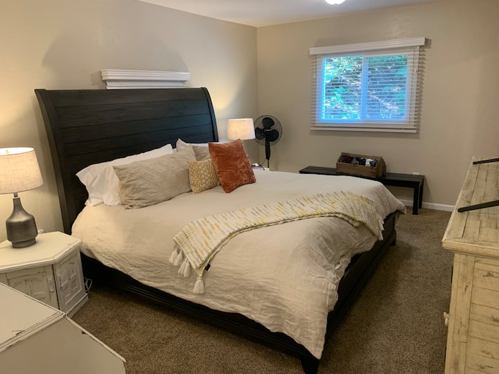 חדר שינה ראשי - מבט מהדלת.