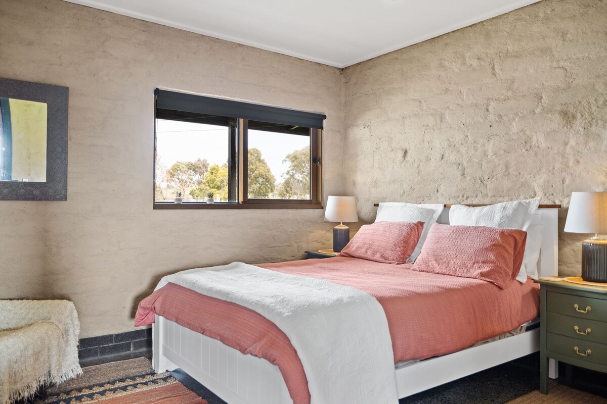 ห้องนอน 2 - ชวนให้นึกถึงบ้านไร่สไตล์ฝรั่งเศสที่มีผนังอิฐโคลนที่สวยงาม