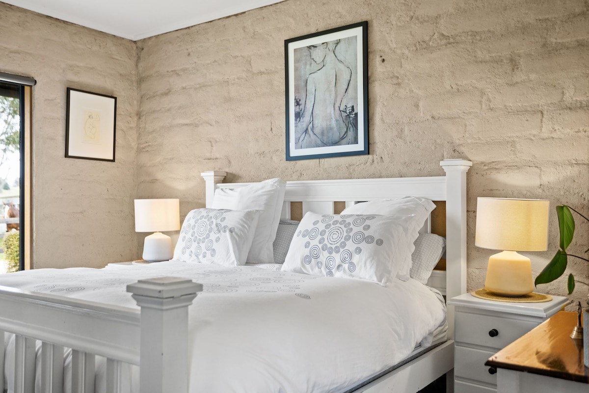 ห้องนอน 1 พร้อมเตียงคิงไซส์ - บังตาและเพลิดเพลินไปกับพระอาทิตย์ขึ้นยามเช้าพร้อมวิวทางตะวันออกเหนือภูมิทัศน์เกือบจะเป็นสถานที่ที่ดีที่สุดเพื่อเพลิดเพลินไปกับการชงตอนเช้าของคุณ