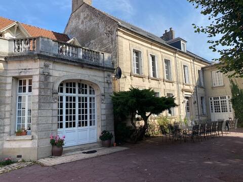 Beautiful manor, plenty of space. Please note: From 16 guests