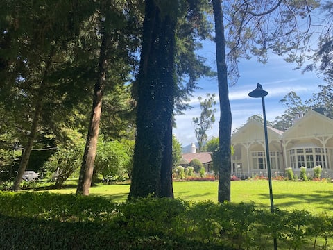 5 BR Netherleigh Heritage Bungalow by Lake Gregory