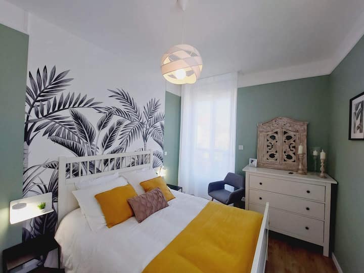 Cama matrimonial en el dormitorio 140*200