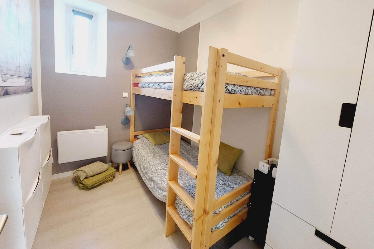 ห้องนอนขนาดเล็กพร้อมเตียงสองชั้นปรับให้เหมาะสมและสะดวกสบาย 
(รวมถึงการจัดหาเตียงร่มเก้าอี้สูงและโต๊ะเปลี่ยนผ้าอ้อม)