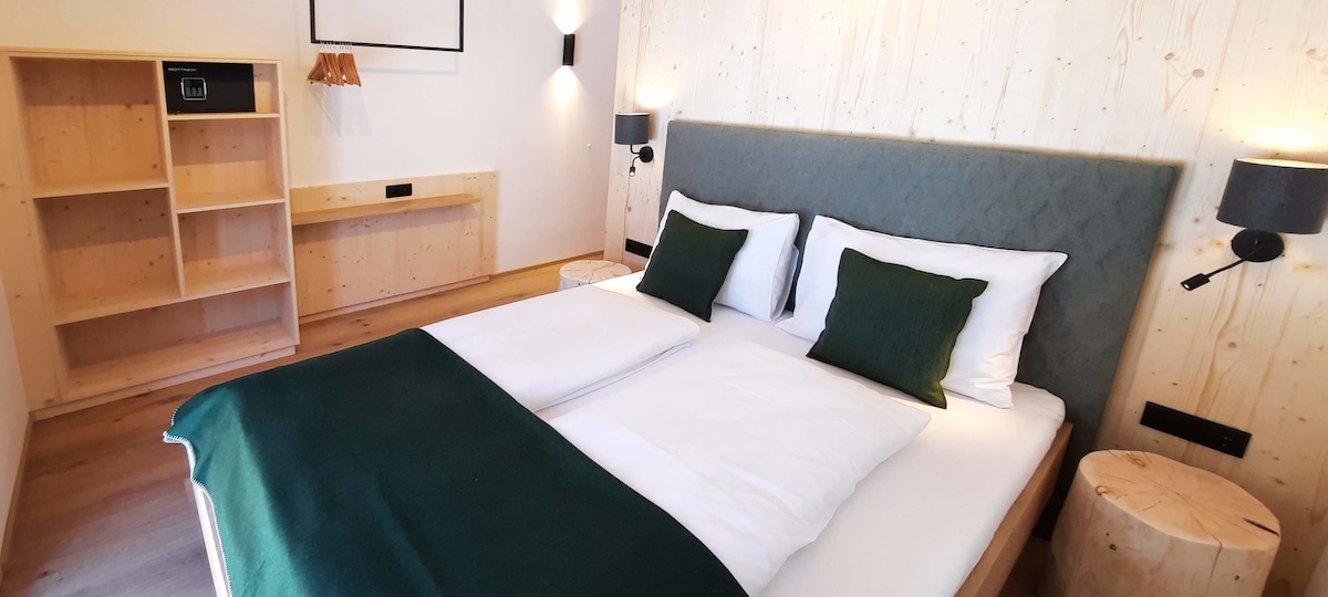 du Landl Naturloft FichtenWald.
Chambre double avec lit en bois de chêne massif (180 x 200 cm) avec accès au jardin. Matériaux naturels, plafond en épicéa, troncs en pin, linge de lit naturel et sol en bois de chêne.
Pour ta bonne nuit de sommeil. Profitez-en :)