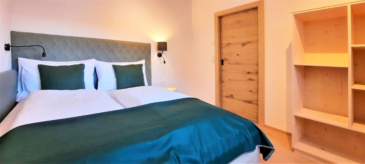 duLandl Naturloft EpicéaForêt.
Chambre double avec lit en chêne massif (160 x 200 cm). Matériaux naturels, plafond en épicéa, tronc de pin, linge de lit naturel et sol en bois de chêne. Coussin en lin.
Pour ta bonne nuit de sommeil. Profitez-en :)