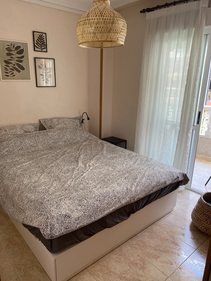 Საძინებელი 1 ორადგილიანი საწოლით და აივანზე გასასვლელით