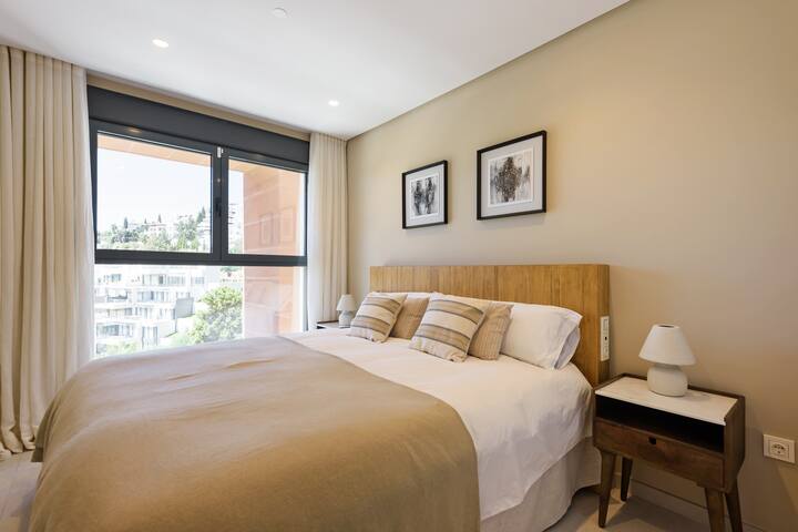 Спалня за гости с голямо двойно легло