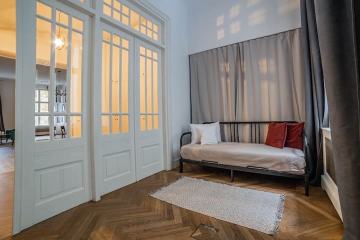 Kitanda hiki kinakunjwa kwenye kitanda cha watu wawili.