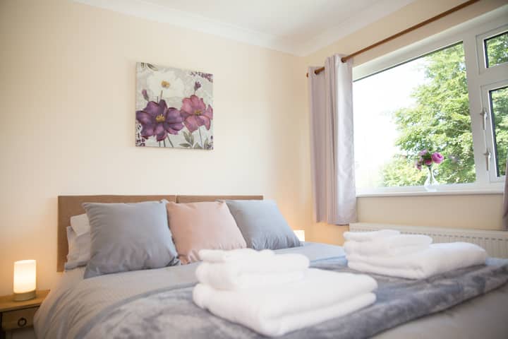 King size ou deux petits célibataires ?  Vous avez le choix, n'hésitez pas à nous le faire savoir à l'avance.  La chambre avant donne sur la grande pelouse et le sentier de campagne.   Vous trouverez également à cet endroit un petit bureau avec des tiroirs et une armoire.