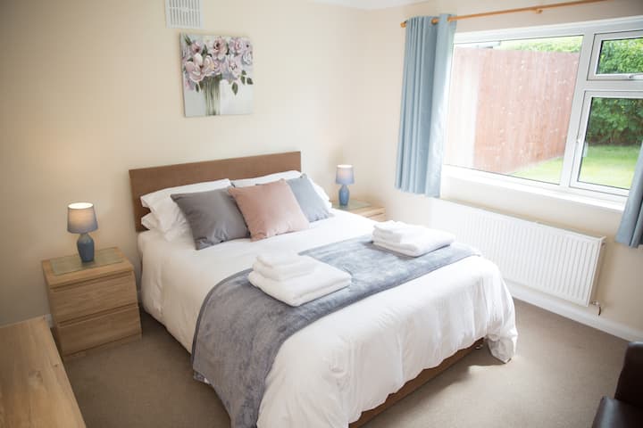 Les deux chambres ont un lit king size.  L'un d'entre eux est un lit zippé qui se divisera en deux petits lits simples (2 pieds 6"), si demandé au préalable.  Capacité d'accueil maximale de 4 personnes.   