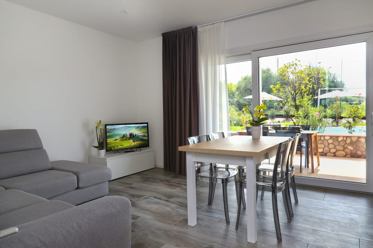 Propriété Airbnb réussie: La Giara Rossa Apartment in front of the Pool à Bardolino