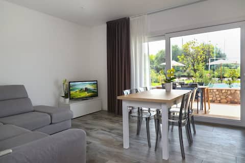 Proprietà Airbnb di successo: La Giara Rossa Apartment in front of the Pool a Bardolino