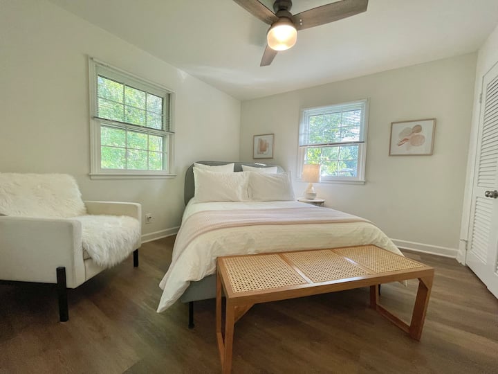 BR2 - Брачна спална соба со сите нови постелнини, места за седење, клупа и голем плакар. 