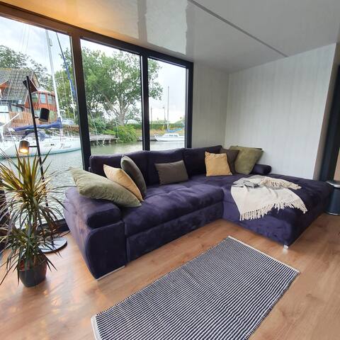 Lovely new, stylish houseboat near Amsterdam