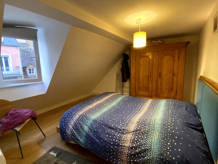 Საძინებელი ორადგილიანი საწოლით, შვეიცარიული ლეიბი მაქსიმალური კომფორტისთვის. 