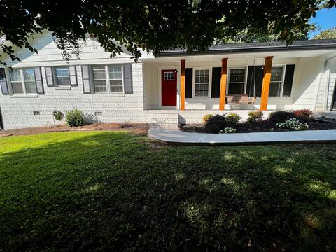 Peaceful pool home, perfect location!