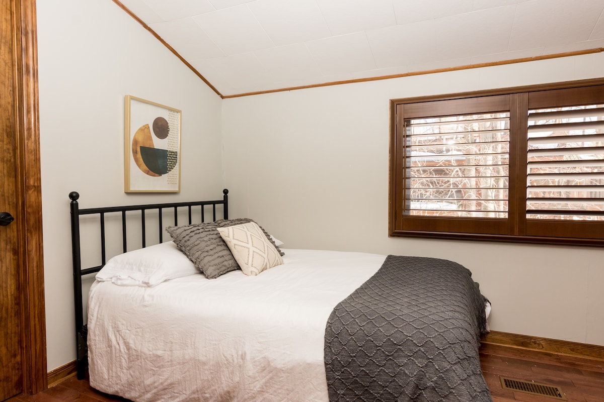 The "Moonlight" room with one queen and one double bed has a good sense of style and comfort.