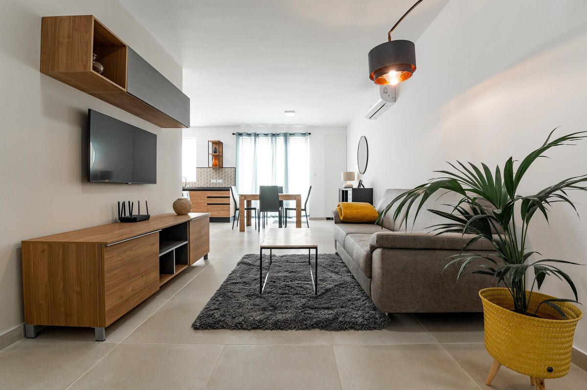 Sea side Apartment, with sea view terrace.