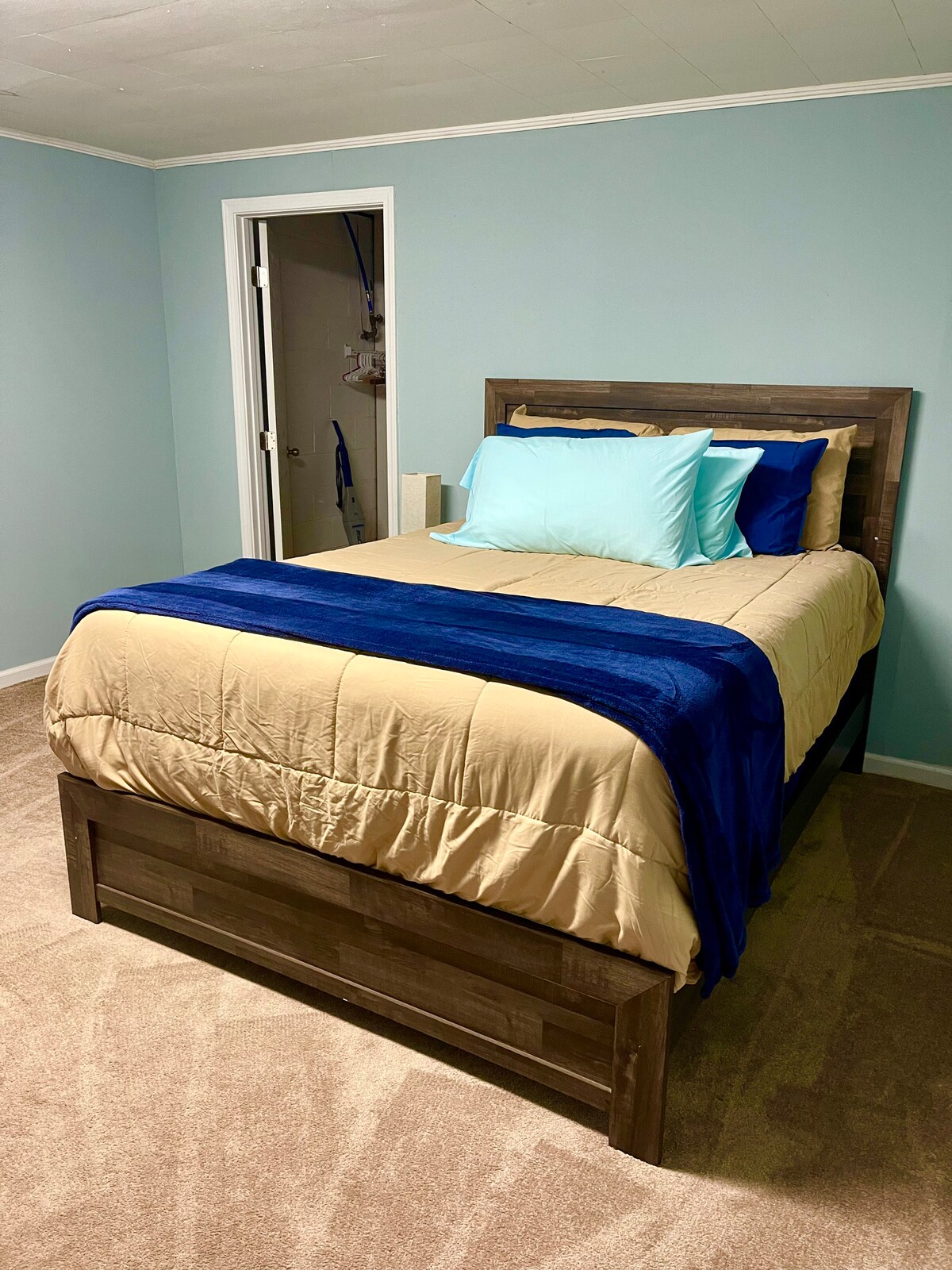 Spálňa v suteréne/manželská posteľ Queen