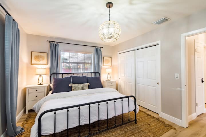 Denne velindrettede, rummelige master-suite har kingsize-seng og kingsize-seng. I skabet finder du også en pakke, der er perfekt til dine babyer.