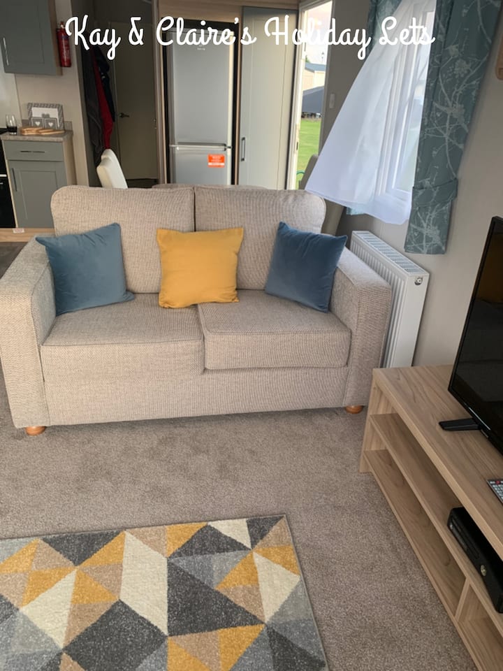 Kay and Claire’s 3 bedroom Caravan in Mablethorpe. Apartments for
