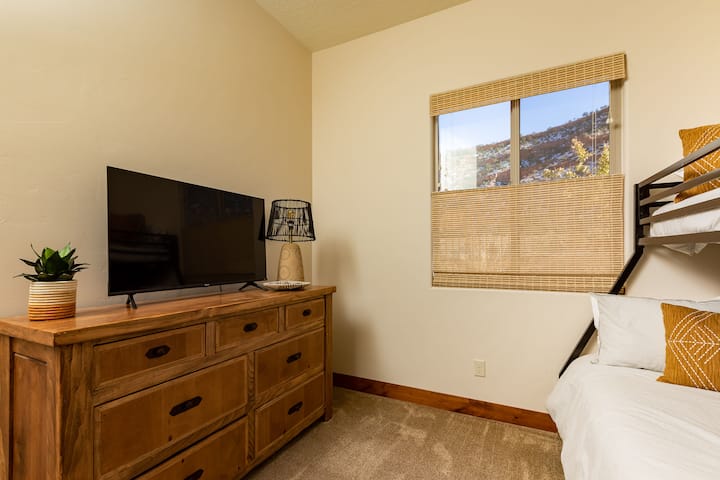 美しい景色を望む3つ目の寝室。スマートテレビ。