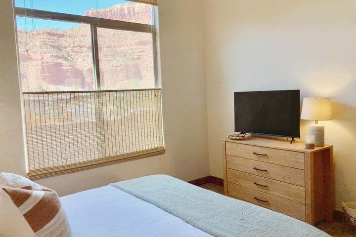 2つ目のベッドルームルームからの眺めは美しいです。スマートテレビ。