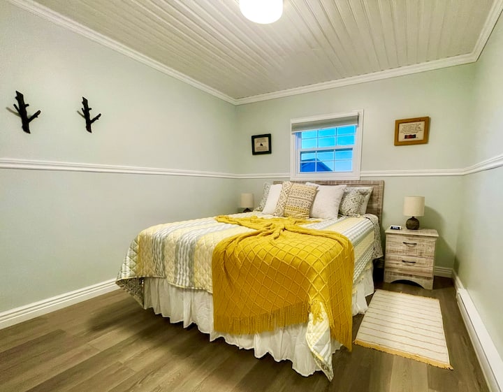 Užite si pohodlný nočný spánok v oboch manželských posteľiach vybavených posteľnou bielizňou zo 100% bavlny s počtom vlákien 680.  Každá izba má budík vybavený bezdrôtovou nabíjacou podložkou. 